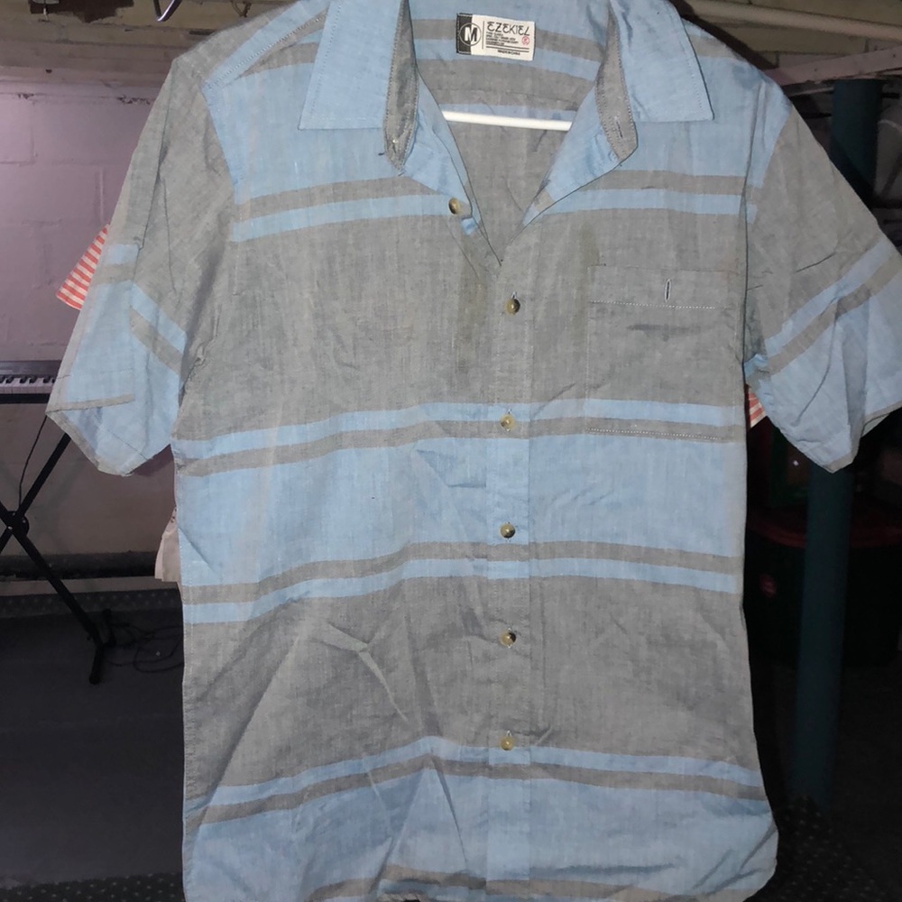 Short sleeve button up